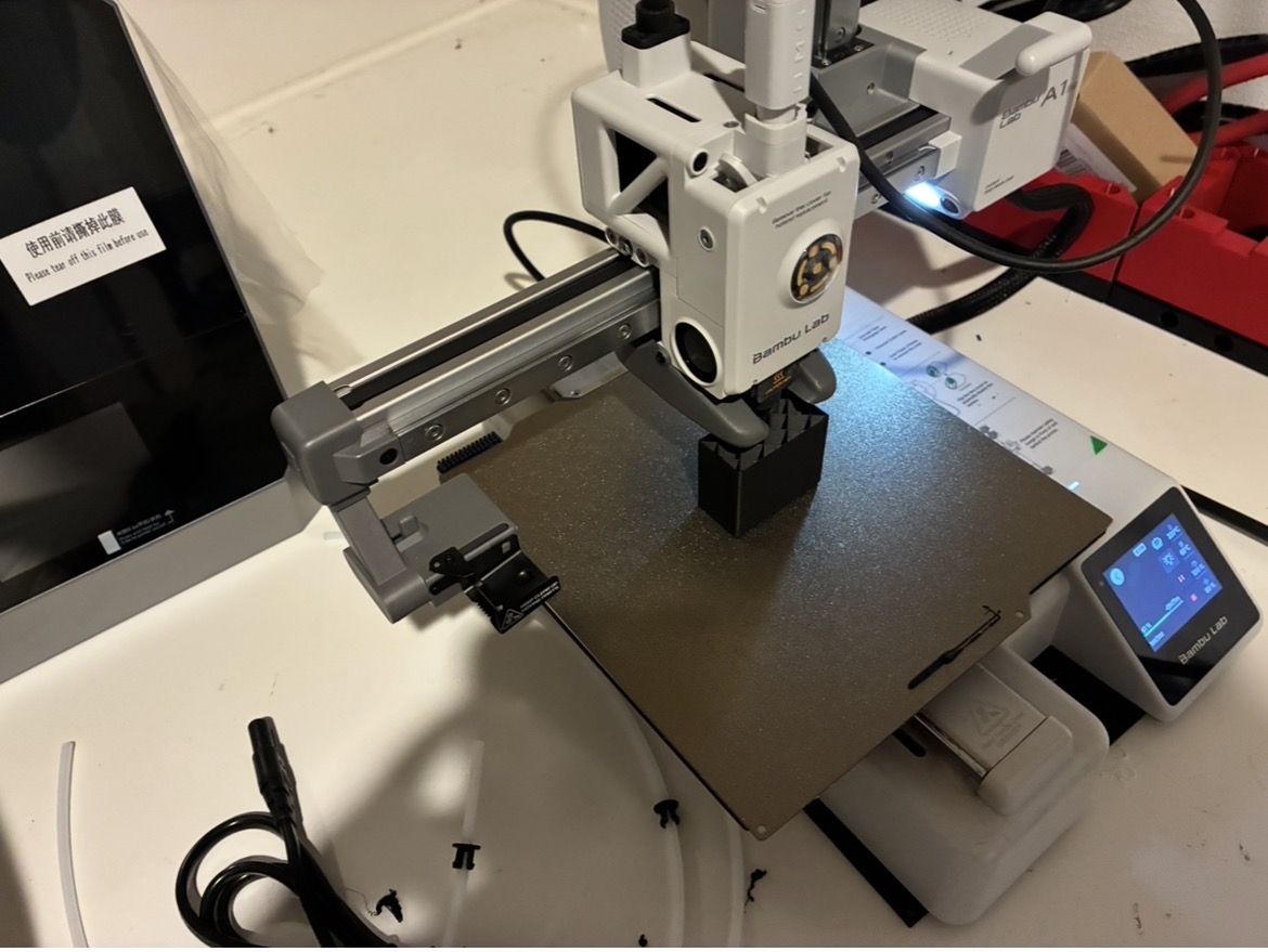 Bambu Lab A1 miniで3Dプリントしている様子
